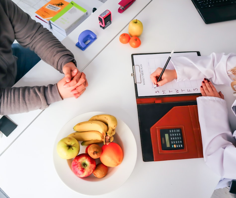 Equipo de nutricionistas analizando alimentos saludables